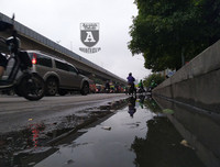 [ẢNH] Hà Nội mưa phùn, người dân di chuyển khó khăn trên hai tuyến đường dự kiến cấm xe máy