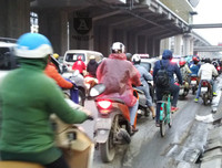 [ẢNH] Hà Nội mưa phùn, người dân di chuyển khó khăn trên hai tuyến đường dự kiến cấm xe máy