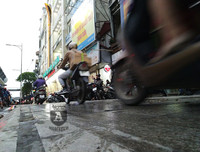 [ẢNH] Hà Nội mưa phùn, người dân di chuyển khó khăn trên hai tuyến đường dự kiến cấm xe máy