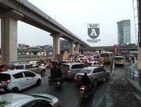 [ẢNH] Hà Nội mưa phùn, người dân di chuyển khó khăn trên hai tuyến đường dự kiến cấm xe máy