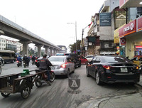 [ẢNH] Hà Nội mưa phùn, người dân di chuyển khó khăn trên hai tuyến đường dự kiến cấm xe máy