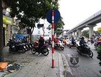 [ẢNH] Hà Nội mưa phùn, người dân di chuyển khó khăn trên hai tuyến đường dự kiến cấm xe máy