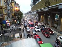 [ẢNH] Hà Nội mưa phùn, người dân di chuyển khó khăn trên hai tuyến đường dự kiến cấm xe máy