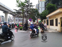 [ẢNH] Hà Nội mưa phùn, người dân di chuyển khó khăn trên hai tuyến đường dự kiến cấm xe máy