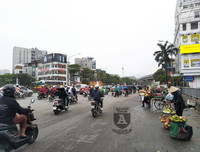 [ẢNH] Hà Nội mưa phùn, người dân di chuyển khó khăn trên hai tuyến đường dự kiến cấm xe máy