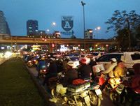 [ẢNH] Hà Nội mưa phùn, người dân di chuyển khó khăn trên hai tuyến đường dự kiến cấm xe máy