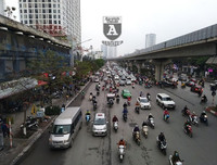 [ẢNH] Hà Nội mưa phùn, người dân di chuyển khó khăn trên hai tuyến đường dự kiến cấm xe máy