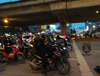 [ẢNH] Hà Nội mưa phùn, người dân di chuyển khó khăn trên hai tuyến đường dự kiến cấm xe máy