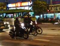 [ẢNH] Hà Nội mưa phùn, người dân di chuyển khó khăn trên hai tuyến đường dự kiến cấm xe máy