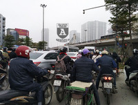 [ẢNH] Hà Nội mưa phùn, người dân di chuyển khó khăn trên hai tuyến đường dự kiến cấm xe máy