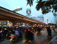 [ẢNH] Hà Nội mưa phùn, người dân di chuyển khó khăn trên hai tuyến đường dự kiến cấm xe máy