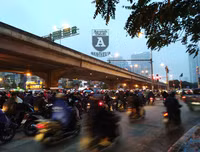 [ẢNH] Hà Nội mưa phùn, người dân di chuyển khó khăn trên hai tuyến đường dự kiến cấm xe máy