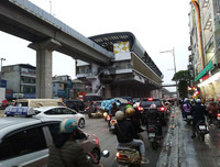[ẢNH] Hà Nội mưa phùn, người dân di chuyển khó khăn trên hai tuyến đường dự kiến cấm xe máy