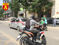 [ẢNH] Đường phố Hà Nội vắng hoe, người dân chống nắng kín mít vẫn ngại ra đường