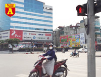 [ẢNH] Đường phố Hà Nội vắng hoe, người dân chống nắng kín mít vẫn ngại ra đường