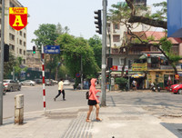 [ẢNH] Đường phố Hà Nội vắng hoe, người dân chống nắng kín mít vẫn ngại ra đường