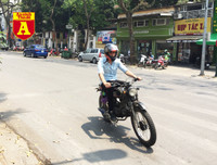 [ẢNH] Đường phố Hà Nội vắng hoe, người dân chống nắng kín mít vẫn ngại ra đường