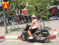 [ẢNH] Đường phố Hà Nội vắng hoe, người dân chống nắng kín mít vẫn ngại ra đường