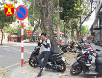 [ẢNH] Đường phố Hà Nội vắng hoe, người dân chống nắng kín mít vẫn ngại ra đường