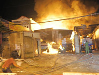 [Ảnh] Toàn cảnh hiện trường vụ cháy khủng khiếp ở bãi xe bồn chở xăng dầu - Nha Trang