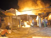 [Ảnh] Toàn cảnh hiện trường vụ cháy khủng khiếp ở bãi xe bồn chở xăng dầu - Nha Trang