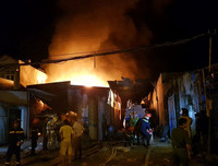 [Ảnh] Toàn cảnh hiện trường vụ cháy khủng khiếp ở bãi xe bồn chở xăng dầu - Nha Trang