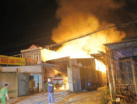 [Ảnh] Toàn cảnh hiện trường vụ cháy khủng khiếp ở bãi xe bồn chở xăng dầu - Nha Trang