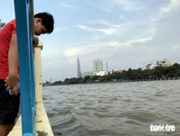 [ẢNH] TP.HCM: Triều cường dâng gây vỡ bờ bao, nước 