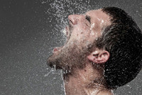 [ẢNH] Tại sao tắm khuya lại có thể gây đột tử và nhiều căn bệnh khác?