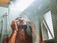 [ẢNH] Tại sao tắm khuya lại có thể gây đột tử và nhiều căn bệnh khác?