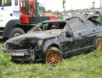 [ẢNH] Cách thoát chết trong gang tấc khi ô tô lao xuống nước