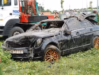 [ẢNH] Cách thoát chết trong gang tấc khi ô tô lao xuống nước