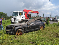 [ẢNH] Cách thoát chết trong gang tấc khi ô tô lao xuống nước