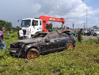 [ẢNH] Cách thoát chết trong gang tấc khi ô tô lao xuống nước