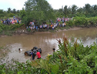 [ẢNH] Cách thoát chết trong gang tấc khi ô tô lao xuống nước