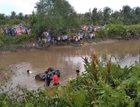 [ẢNH] Cách thoát chết trong gang tấc khi ô tô lao xuống nước