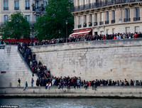 Người dân Paris quỳ gối cầu nguyện trước cảnh nhà thờ Đức Bà bị lửa thiêu rụi