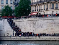 Người dân Paris quỳ gối cầu nguyện trước cảnh nhà thờ Đức Bà bị lửa thiêu rụi