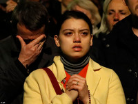 Người dân Paris quỳ gối cầu nguyện trước cảnh nhà thờ Đức Bà bị lửa thiêu rụi