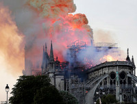 Người dân Paris quỳ gối cầu nguyện trước cảnh nhà thờ Đức Bà bị lửa thiêu rụi