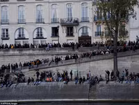Người dân Paris quỳ gối cầu nguyện trước cảnh nhà thờ Đức Bà bị lửa thiêu rụi