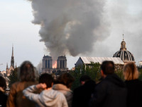 Người dân Paris quỳ gối cầu nguyện trước cảnh nhà thờ Đức Bà bị lửa thiêu rụi