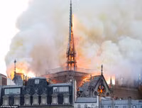 Người dân Paris quỳ gối cầu nguyện trước cảnh nhà thờ Đức Bà bị lửa thiêu rụi