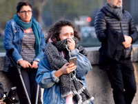 Người dân Paris quỳ gối cầu nguyện trước cảnh nhà thờ Đức Bà bị lửa thiêu rụi