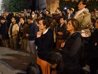 Người dân Paris quỳ gối cầu nguyện trước cảnh nhà thờ Đức Bà bị lửa thiêu rụi