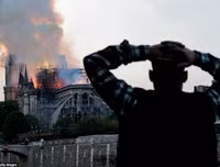 Người dân Paris quỳ gối cầu nguyện trước cảnh nhà thờ Đức Bà bị lửa thiêu rụi