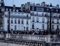 Người dân Paris quỳ gối cầu nguyện trước cảnh nhà thờ Đức Bà bị lửa thiêu rụi