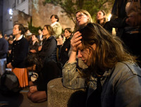 Người dân Paris quỳ gối cầu nguyện trước cảnh nhà thờ Đức Bà bị lửa thiêu rụi