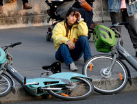 Người dân Paris quỳ gối cầu nguyện trước cảnh nhà thờ Đức Bà bị lửa thiêu rụi