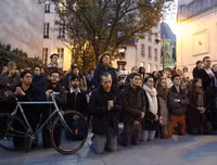 Người dân Paris quỳ gối cầu nguyện trước cảnh nhà thờ Đức Bà bị lửa thiêu rụi
